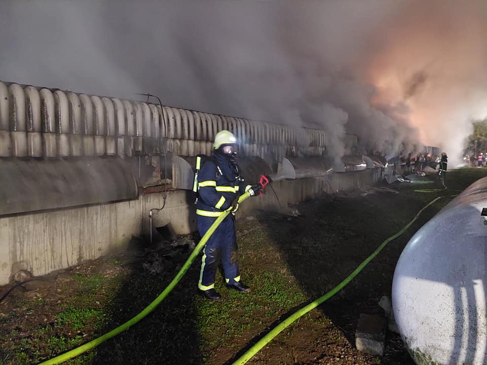 FOTO: Ponoči zagorelo na piščančji farmi