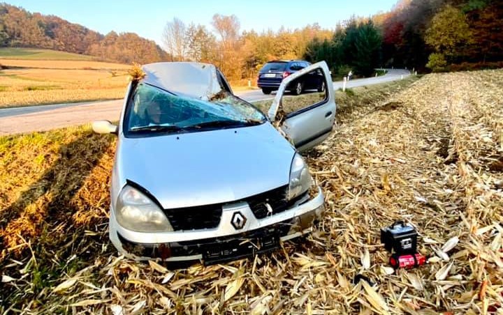 Avto s ceste zapeljal na travnik in se prevrnil, ena oseba pristala v bolnišnici