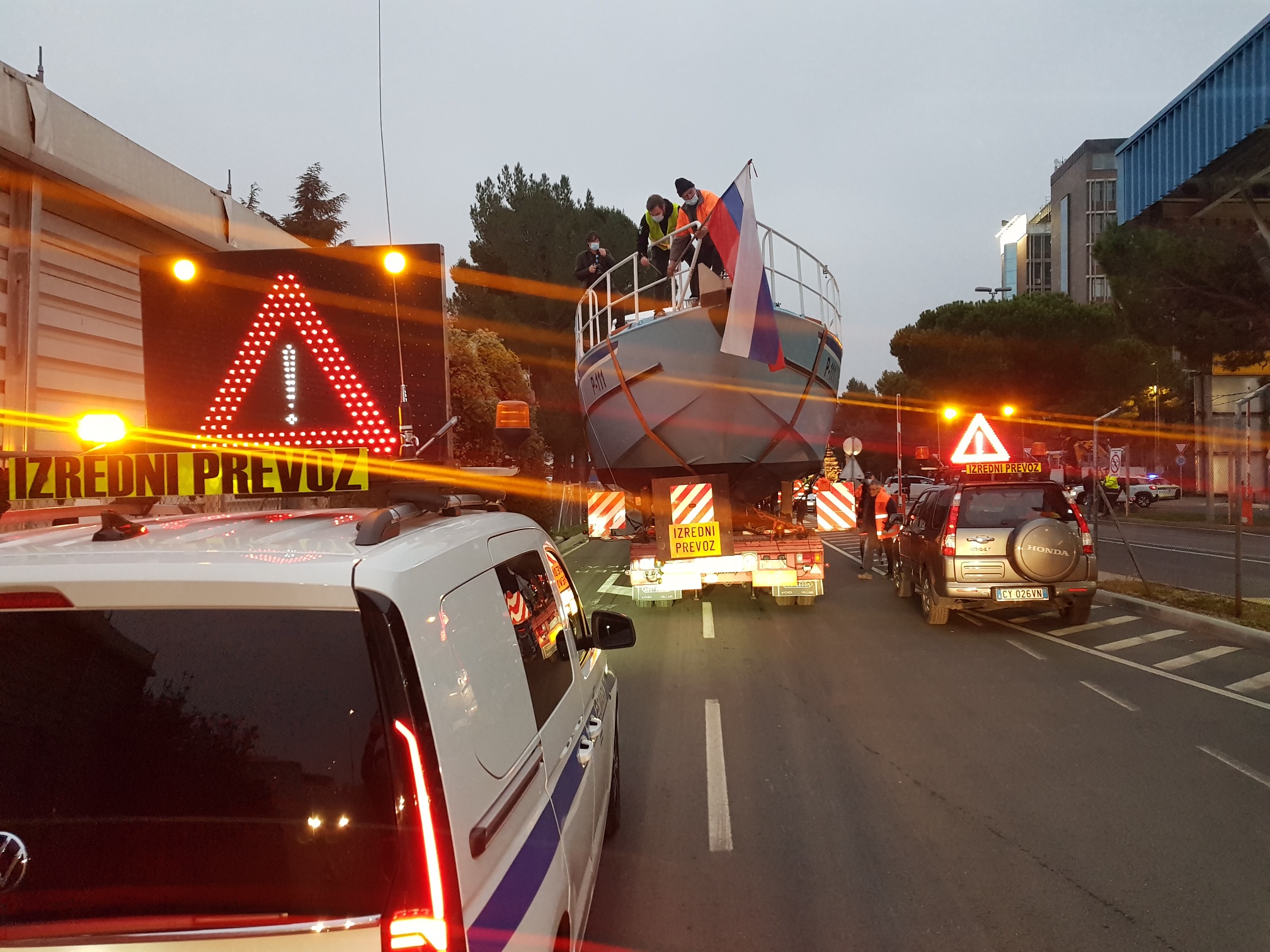 FOTO: Na slovenskih cestah danes &#8220;prevoz stoletja&#8221;