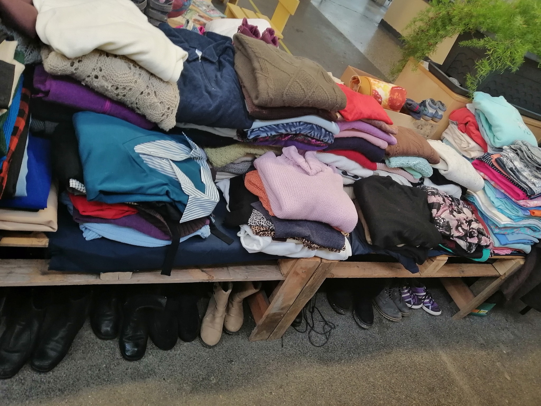 V Mariboru vsak teden nove lastnike najde približno 700 kg tekstila in obutve