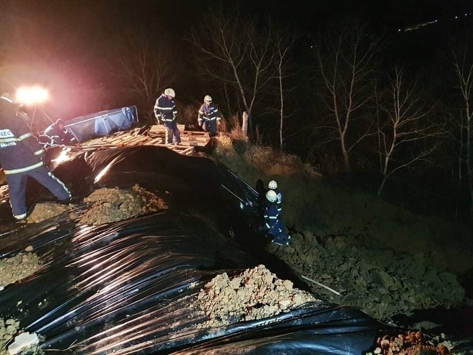 FOTO: Na Ptujskem se je sprožil zemeljski plaz, veter odkril streho hiše