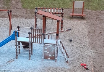 Vandali so se na Pobrežju znesli nad novimi otroškimi igrali