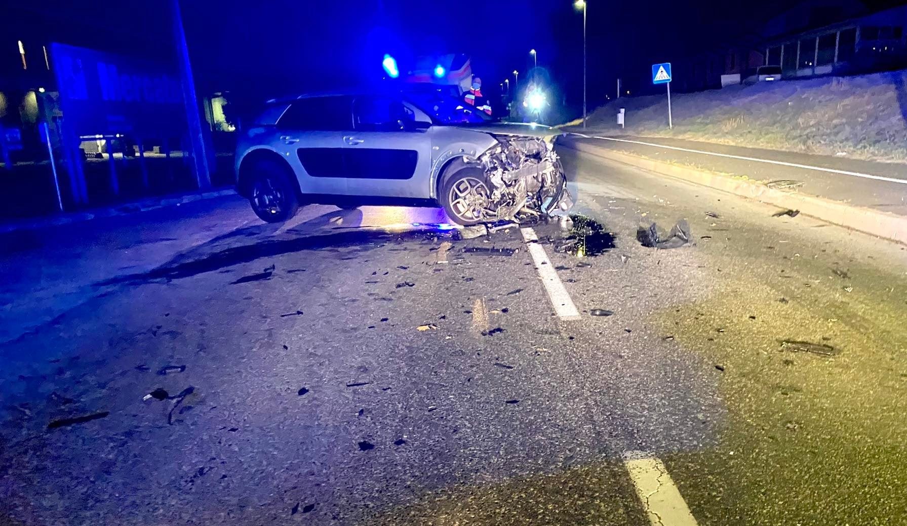 FOTO: Zgodaj zjutraj na Ptuju trčila avtomobila, oseba poškodovana