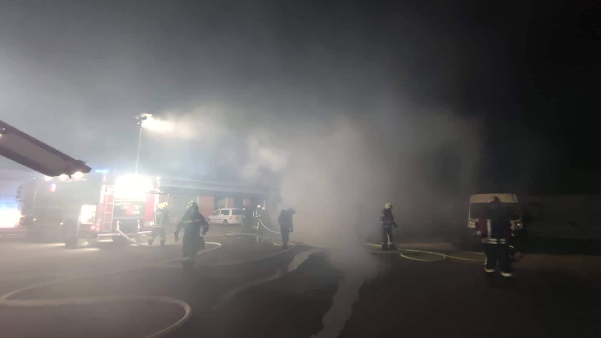 FOTO: Požar v Rušah uničil devet avtomobilov, namenjenih prodaji