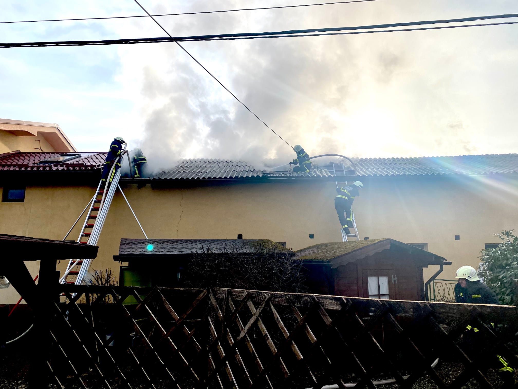 FOTO: Zagorela slama in ostrešje gospodarskega poslopja