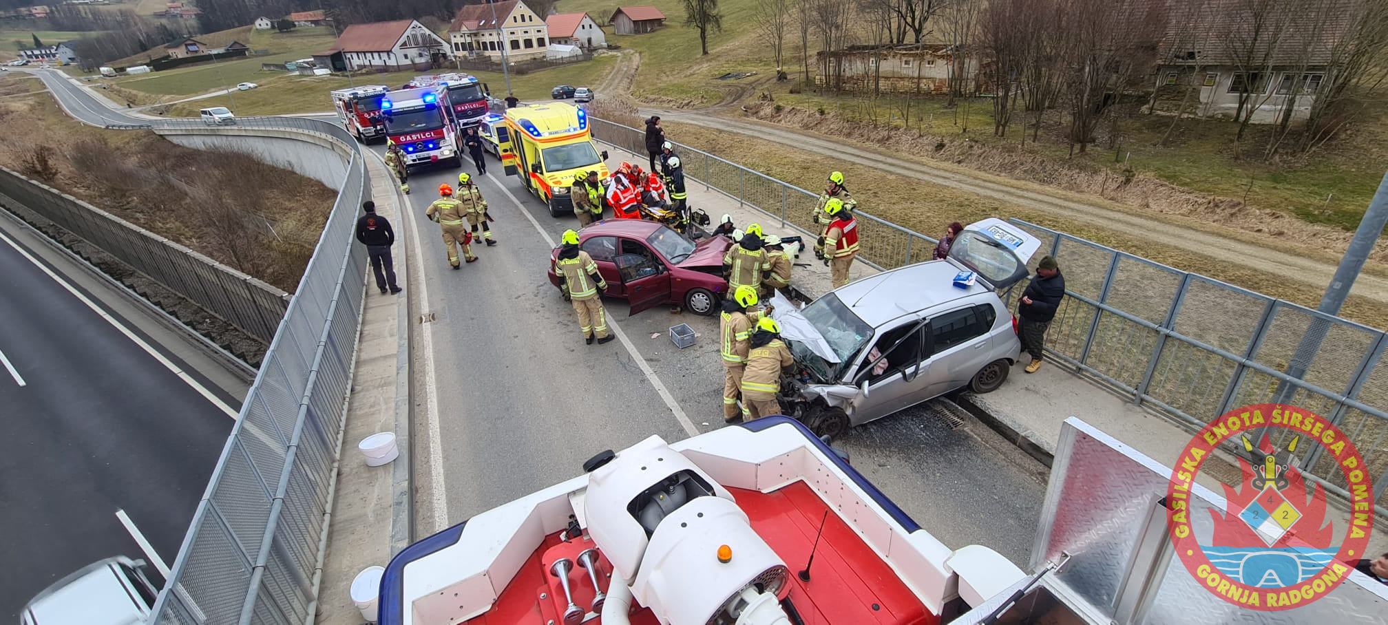 Prometna nesreča v Cerkvenjaku, dve osebi prepeljani v UKC Maribor