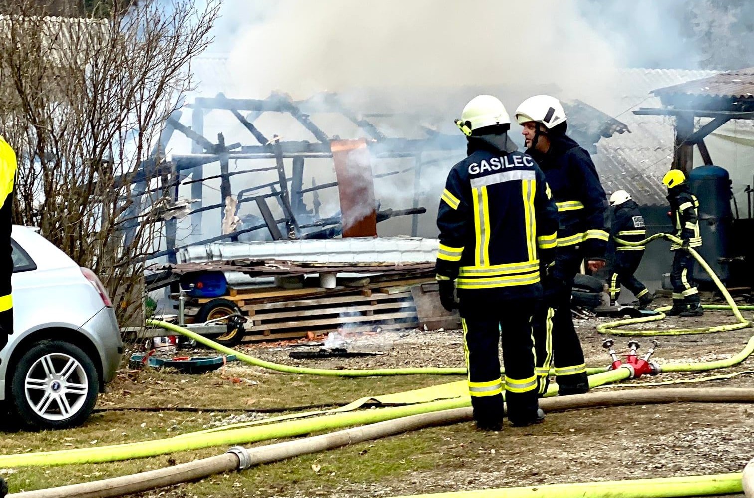 FOTO: Ob eksploziji v lopi poškodovani trije gasilci in lastnik objekta
