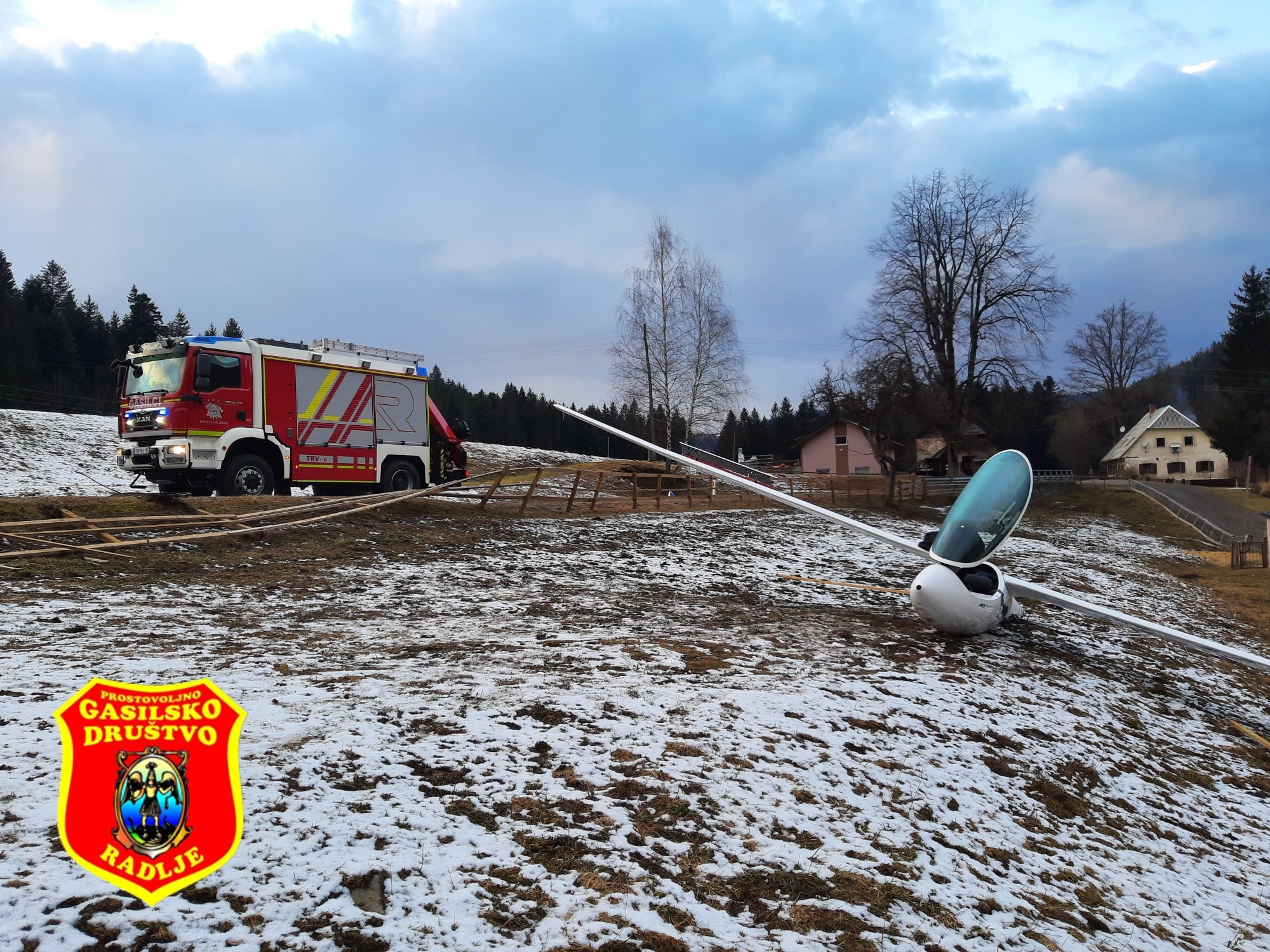 FOTO: V Ribnici na Pohorju strmoglavilo ultralahko letalo
