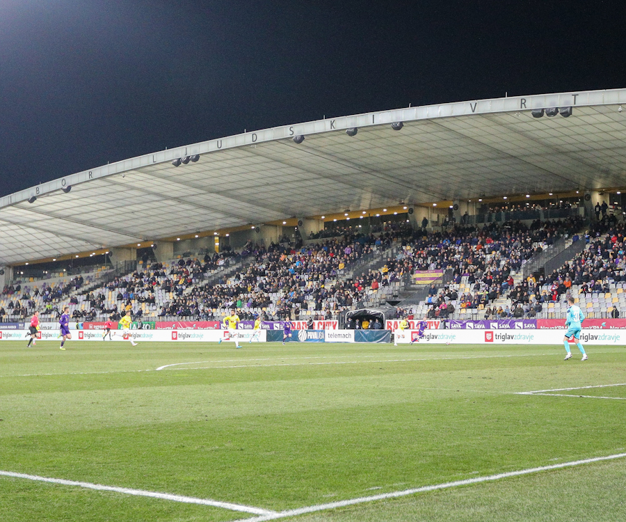 Tako so se v NK Maribor odzvali na incident, ko je sodniku v glavo priletel kozarec