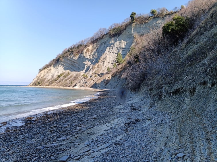 Ali prepoznate moškega in žensko, ki so ju našli pod klifom? Pozor, nazorna vsebina