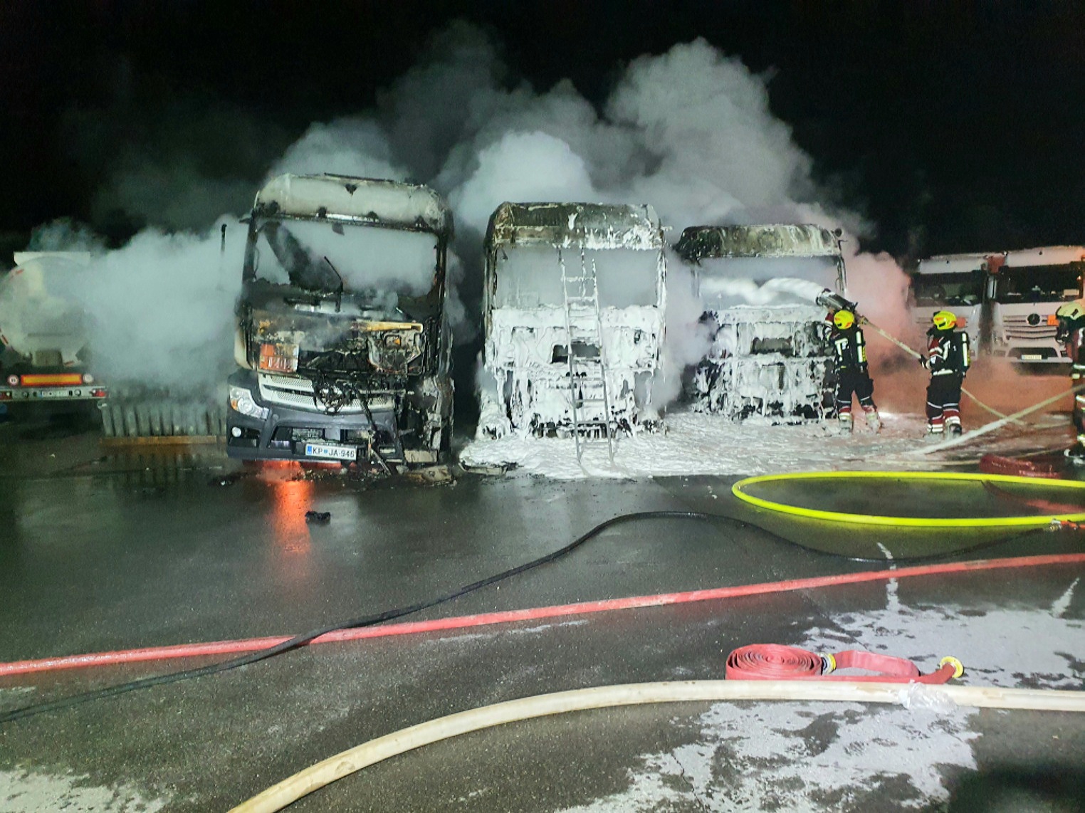 FOTO: Tako so ponoči gasilci pogasili več tovornih vozil, ki so zagorela na parkirišču podjetja