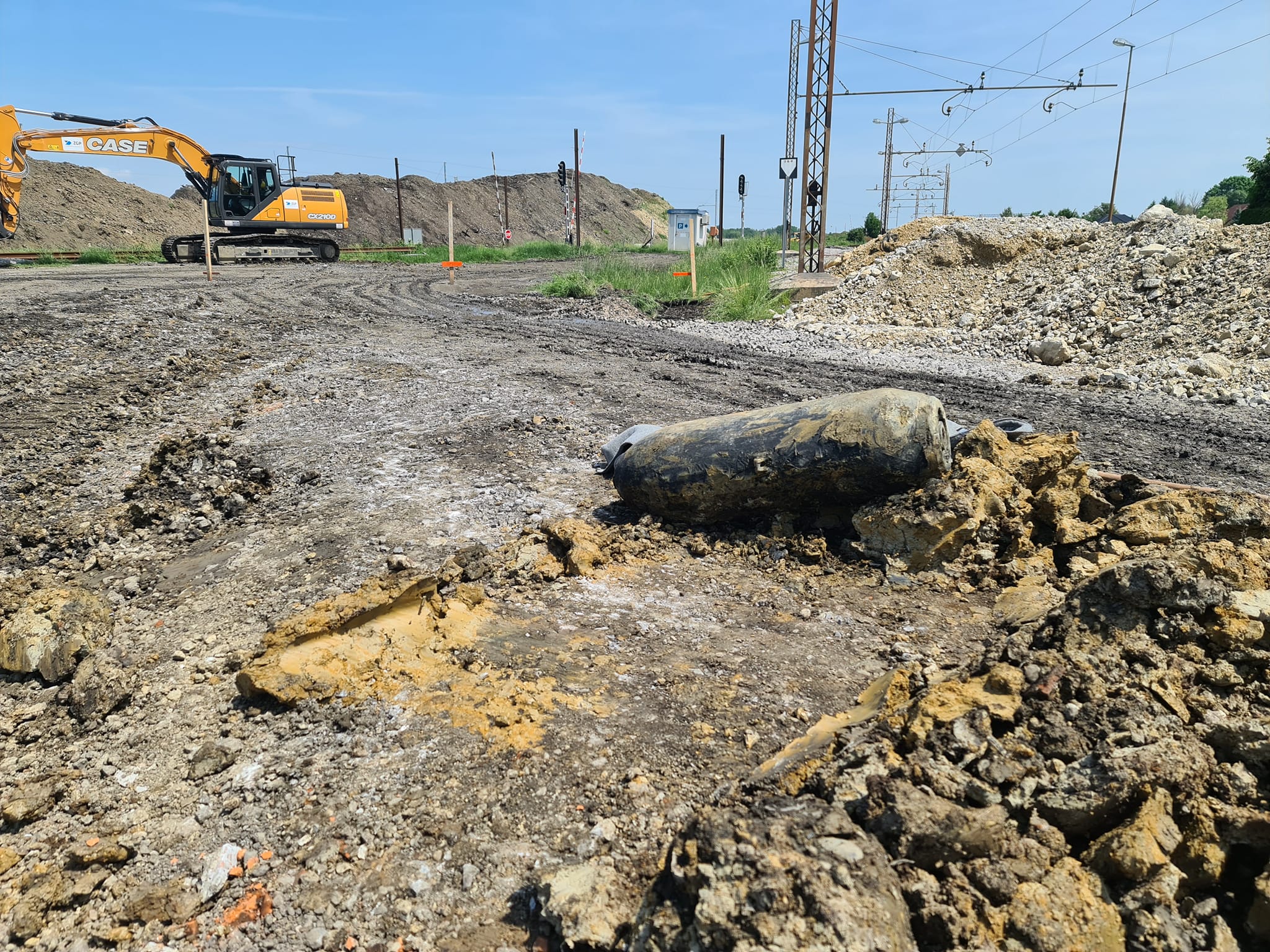 FOTO: Pri železniški postaji Pragersko našli bombo, vlake so ustavili