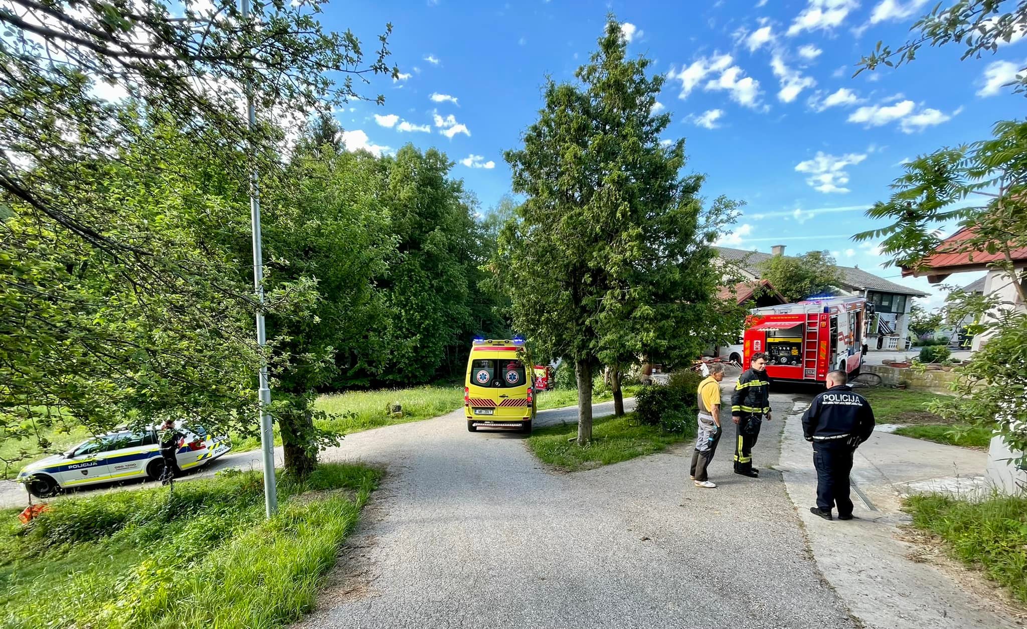 FOTO: Poškodovanega v jutranjem požaru odpeljali v UKC Maribor
