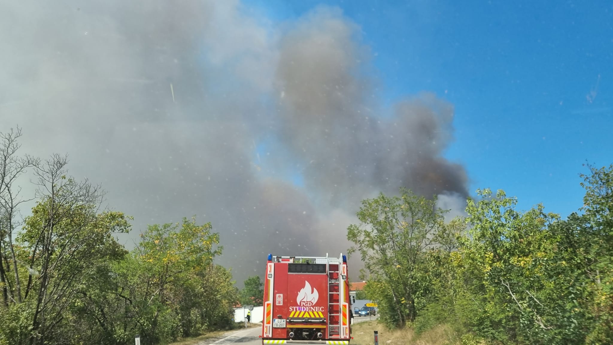 Oglasile so se sirene: Evakuacija več naselij, ponekod gorijo že hiše