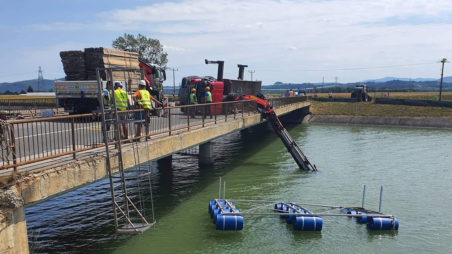 Nesreča z nevarnimi snovmi v Markovcih: Vozilo zdrsnilo v kanal Drave