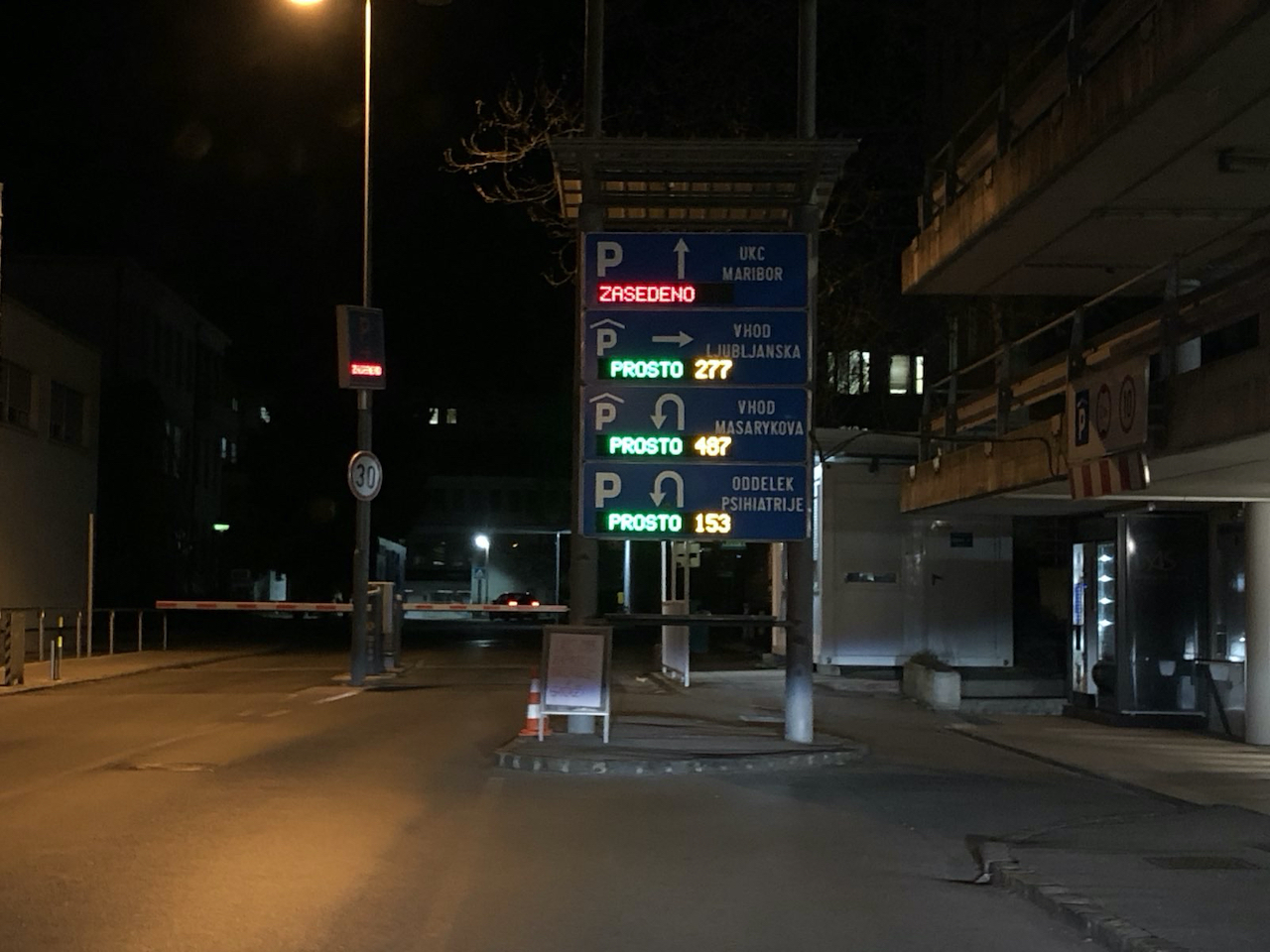 Borba za parkirne kartice: Vodstvo UKC prelaga odgovornost na upravitelja