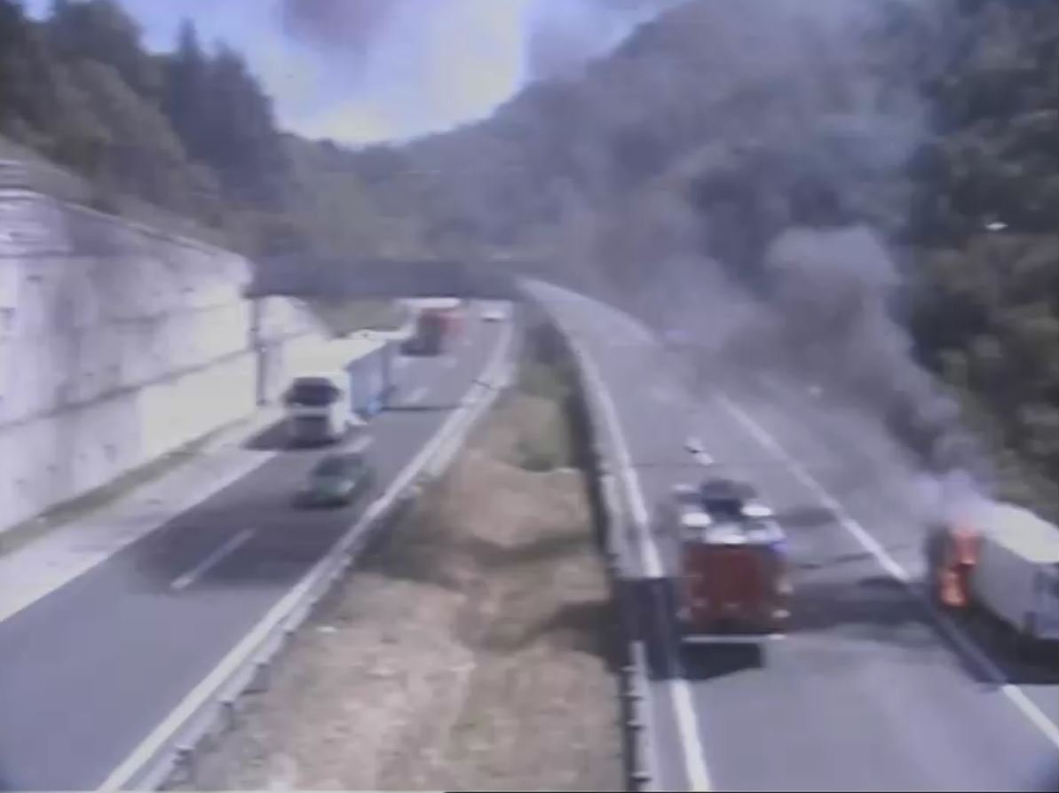 Vozniki, pozor: Štajerska avtocesta zaprta zaradi gorečega vozila