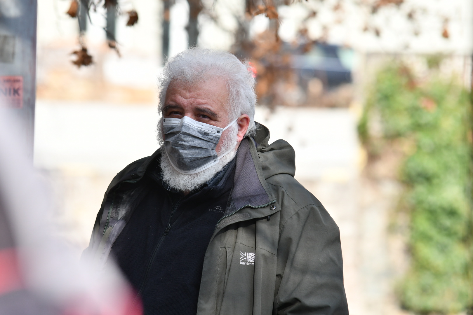 Golob bi menjal direktorja NIJZ, Krek odgovarja, da gre za nedopusten politični pritisk