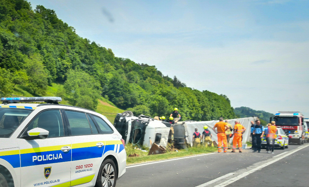 FOTO: Prometna nesreča pri Bresternici, promet močno oviran