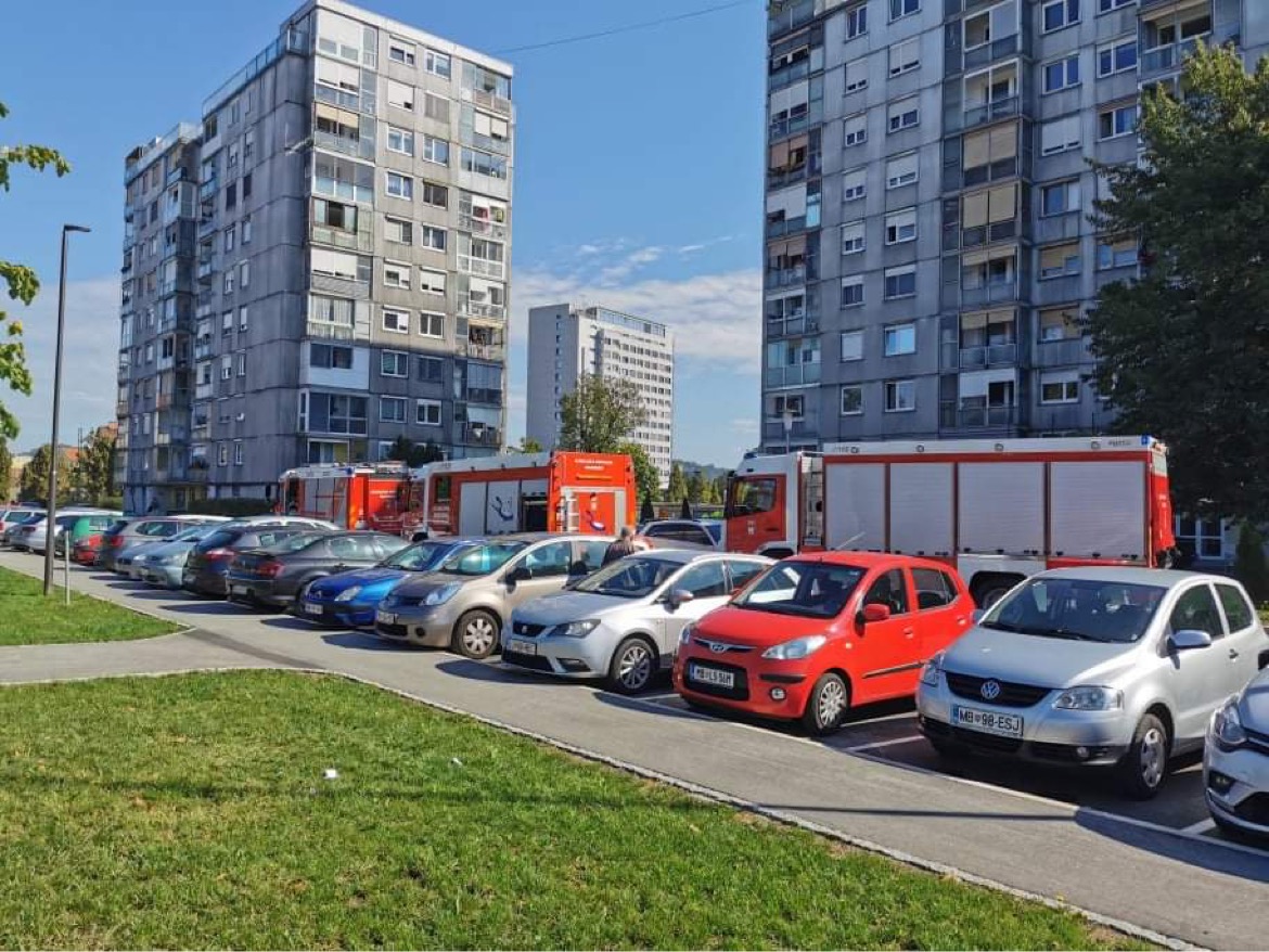 FOTO: Na Ljubljanski uhaja plin, na delu gasilci