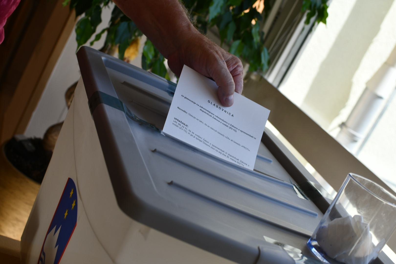 Referendumski glas včeraj oddalo skoraj 25.000 volilcev