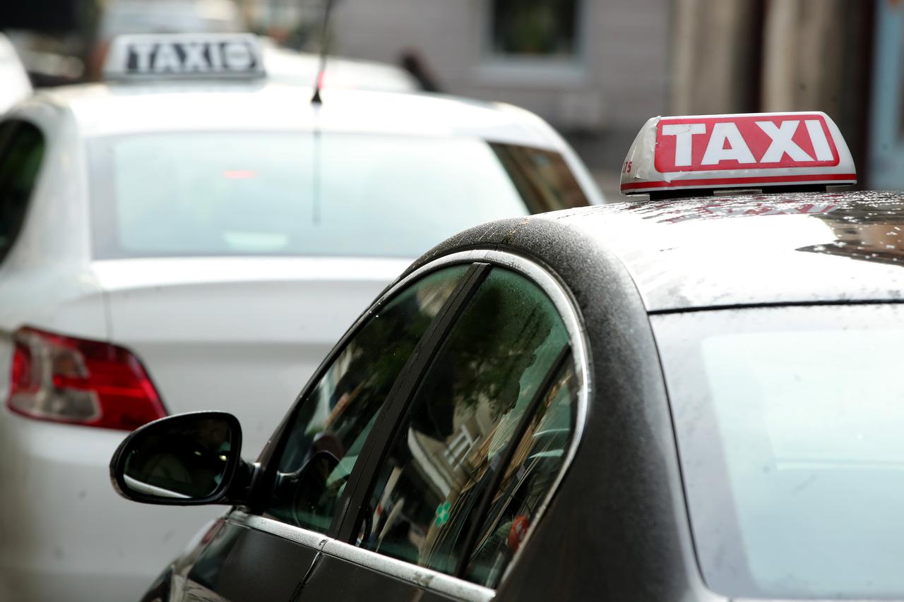 Turistki za 25 kilometrov vožnje s taksijem zaračunal 300 evrov (Posredovati je mogla policija)
