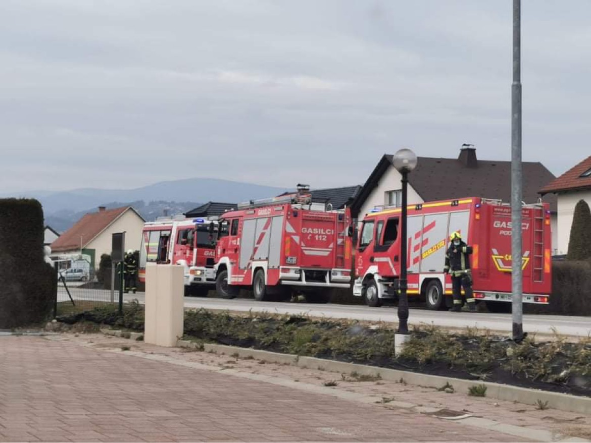 FOTO: Dim iz stanovanja prestrašil stanovalce v Račah