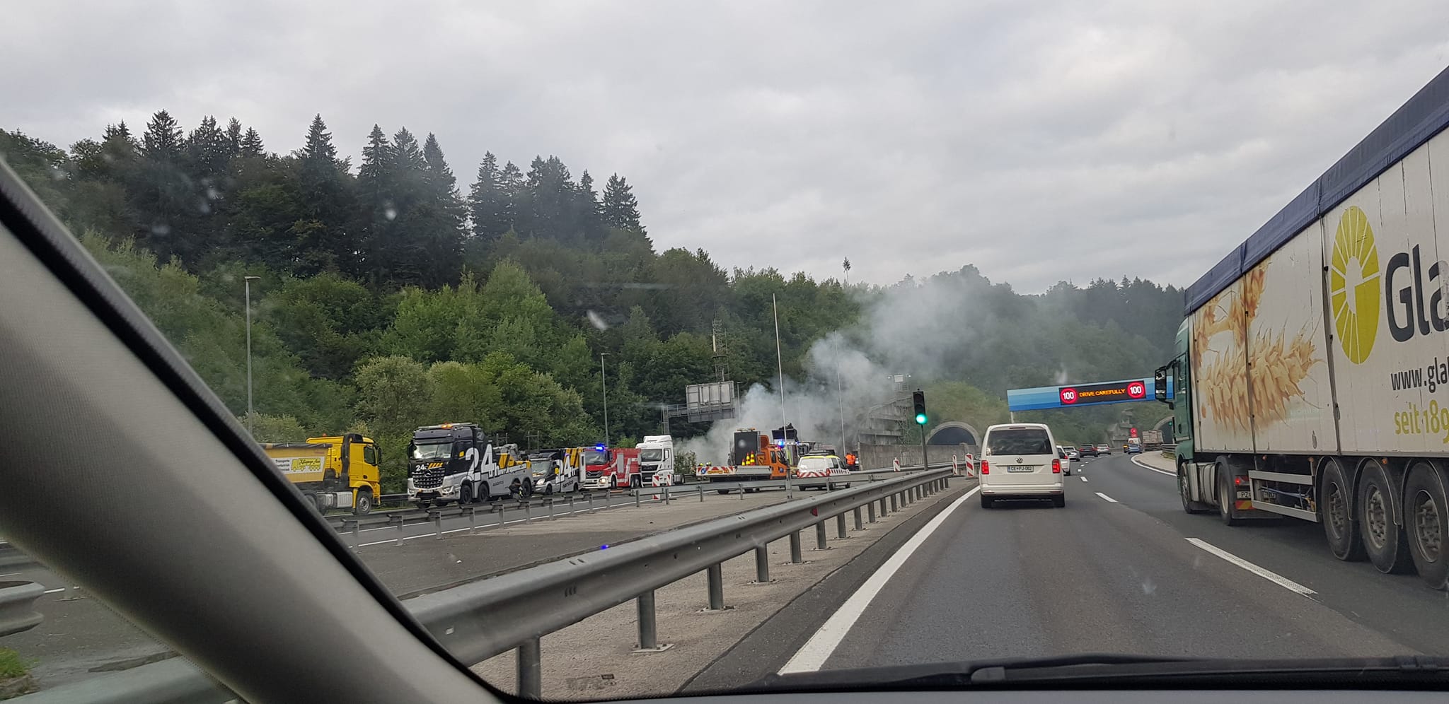Vozniki pozor: Štajerska avtocesta zaprta zaradi gašenja vozila, nastajajo zastoji