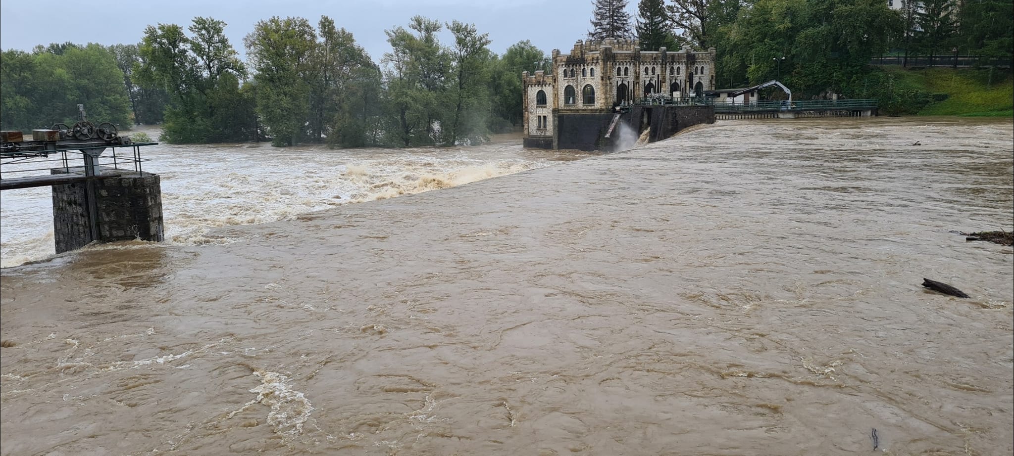 FOTO: Izredne razmere tudi na sosednjem Hrvaškem, Karlovcu grozi vodni val