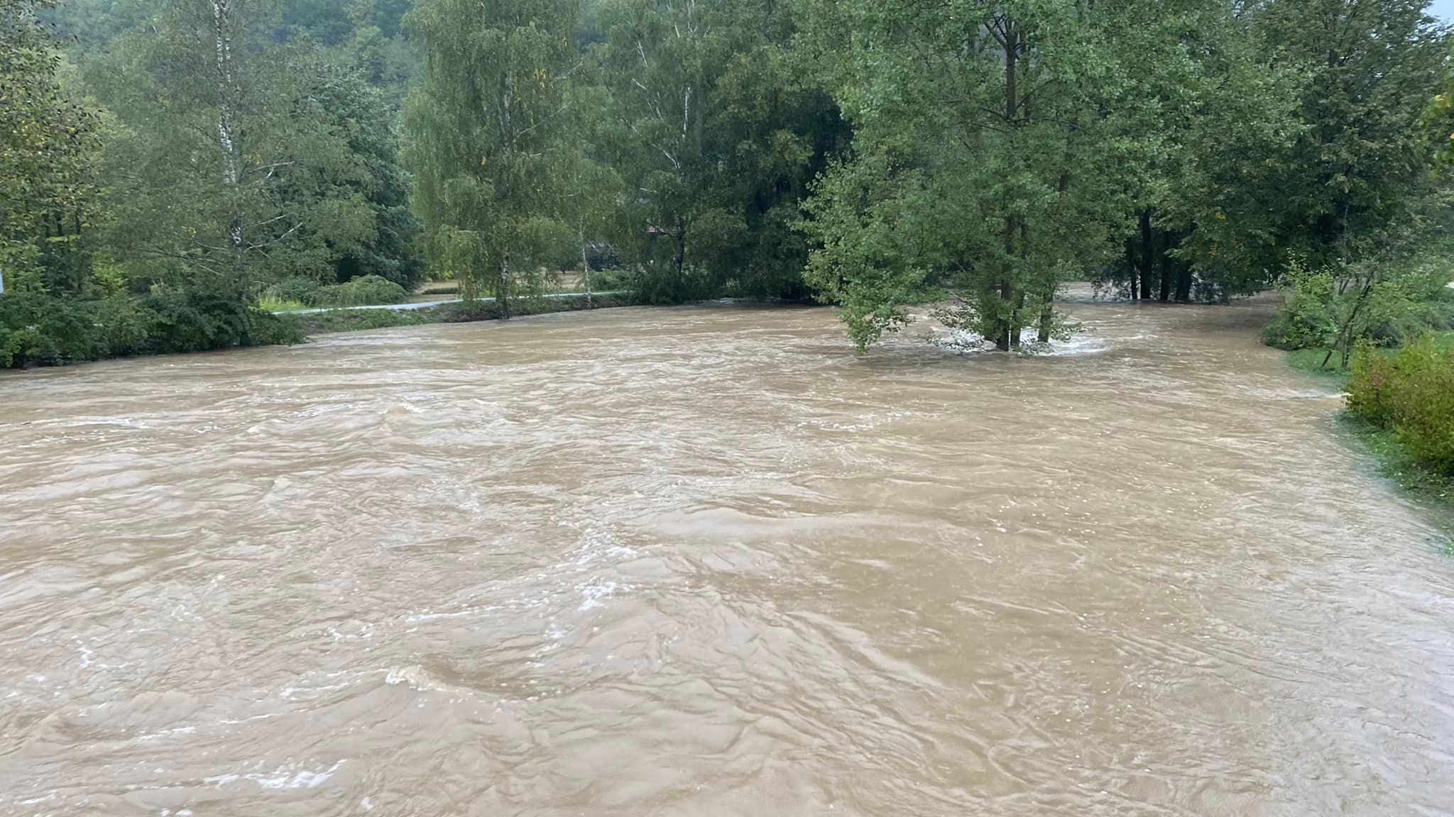 Poplave po Sloveniji: Nevarnost razlivanja rek še ni mimo