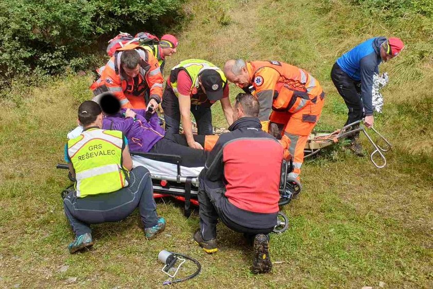 FOTO: Poškodovali so se trije gobarji, pomagali tudi mariborski gorski reševalci