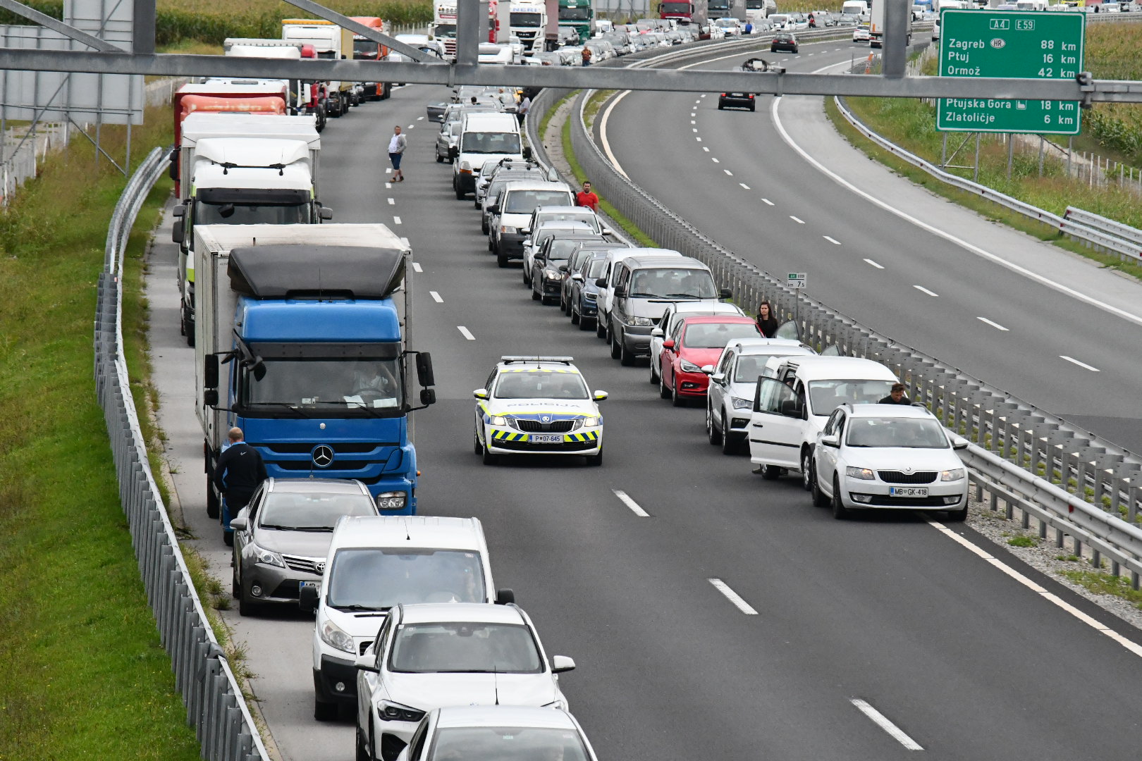 Tragično: Huda prometna nesreča na avtocesti terjala življenje 62-letnika