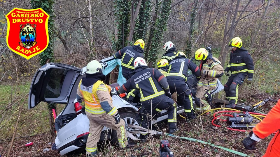 FOTO: Na glavni cesti Dravograd-Maribor končal zagoden med drevesi