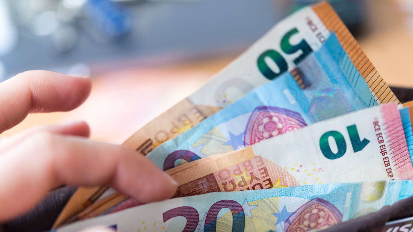 Delodajalci množično kršijo zakon, vpliva lahko tudi na vašo plačo