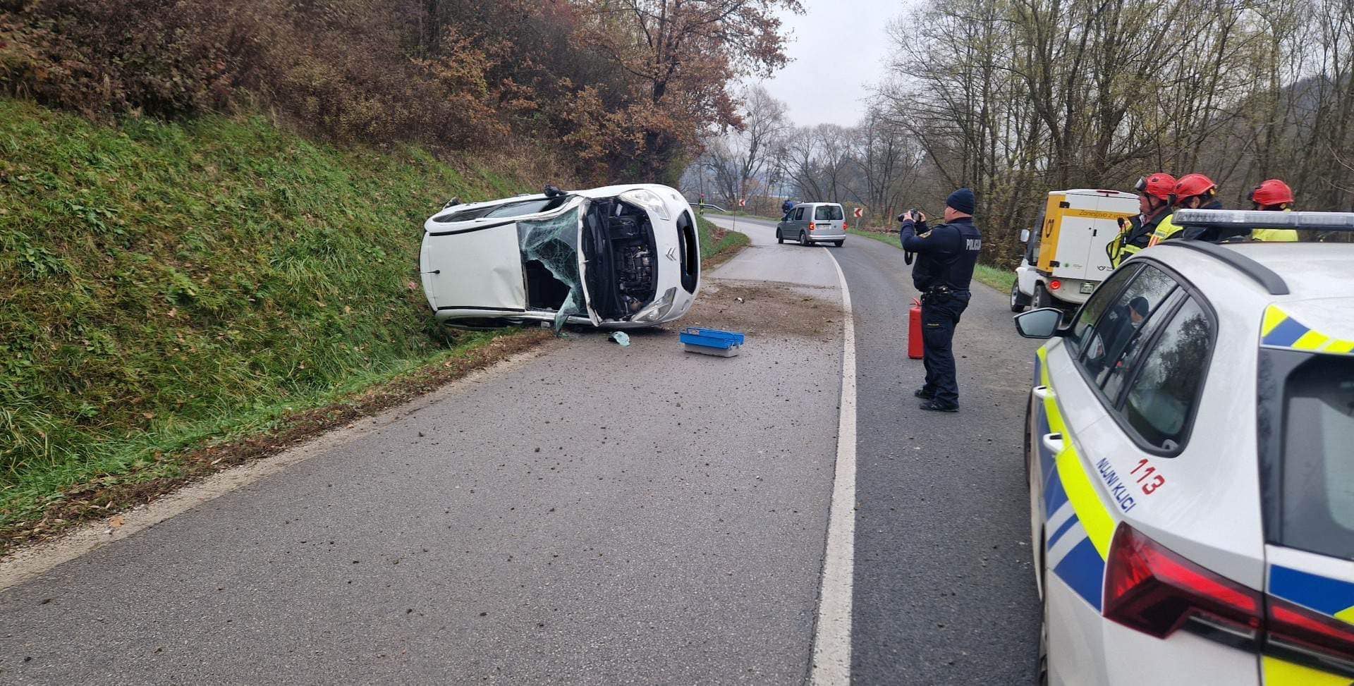 FOTO: Na Štajerskem se je vozilo prevrnilo v obcestni jarek, gasilci reševali poškodovani osebi