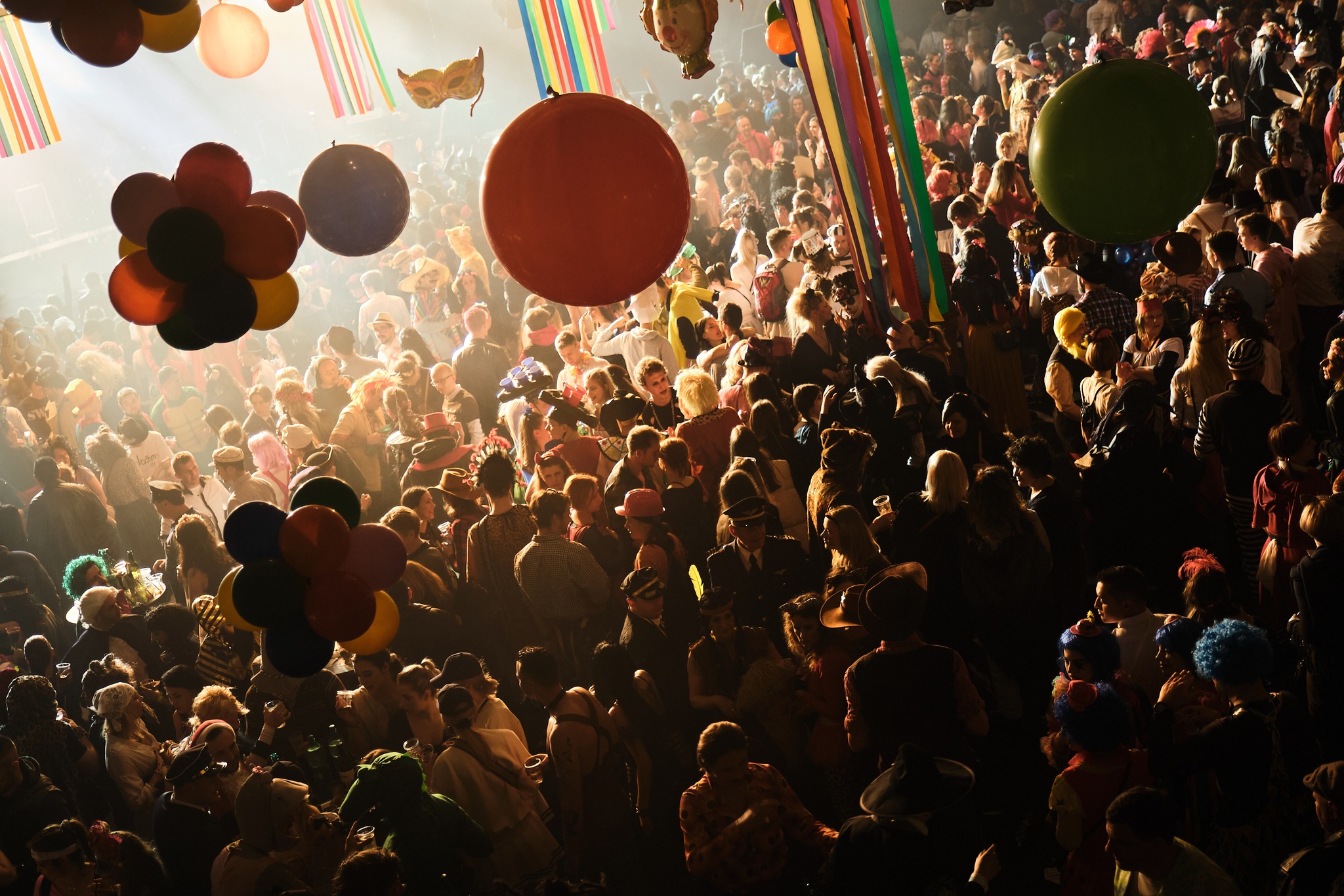Se že ogrevate za ves teden pustnega dogajanja v karnevalski dvorani na Ptuju?