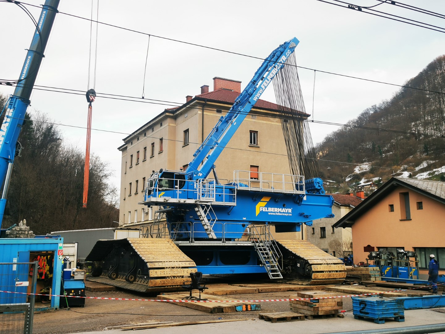 V Zidanem mostu bodo danes dvignili 380 tonski tranformator