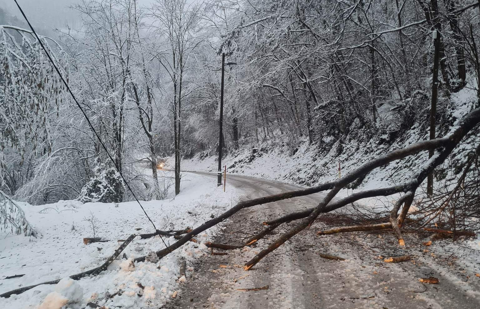 Tudi na Štajerskem več tisoč odjemalcev ostalo brez elektrike