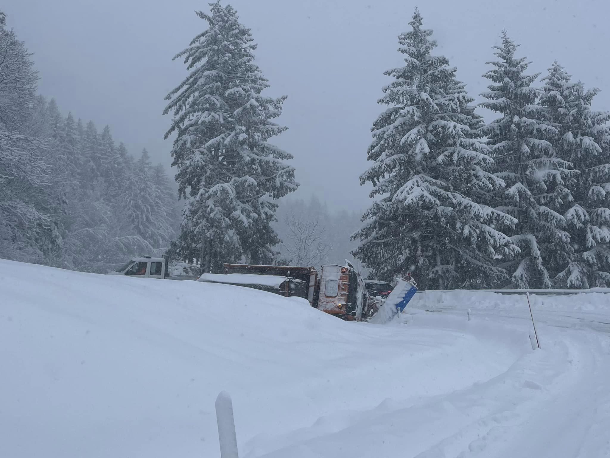 FOTO: Na Pohorju zdrsnila avtobus in snežni plug