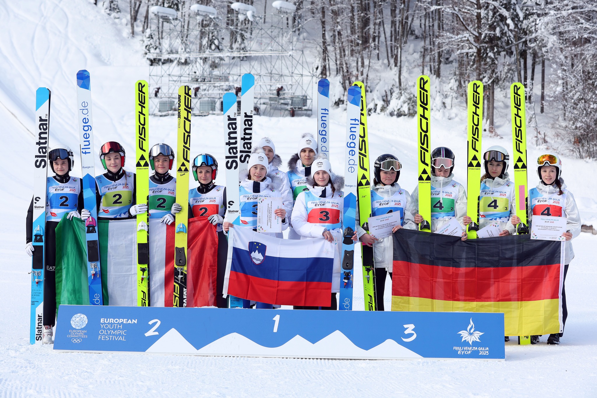 Ženska reprezentanca v smučarskih skokih zaslužna za tretje zlato na Ofemu