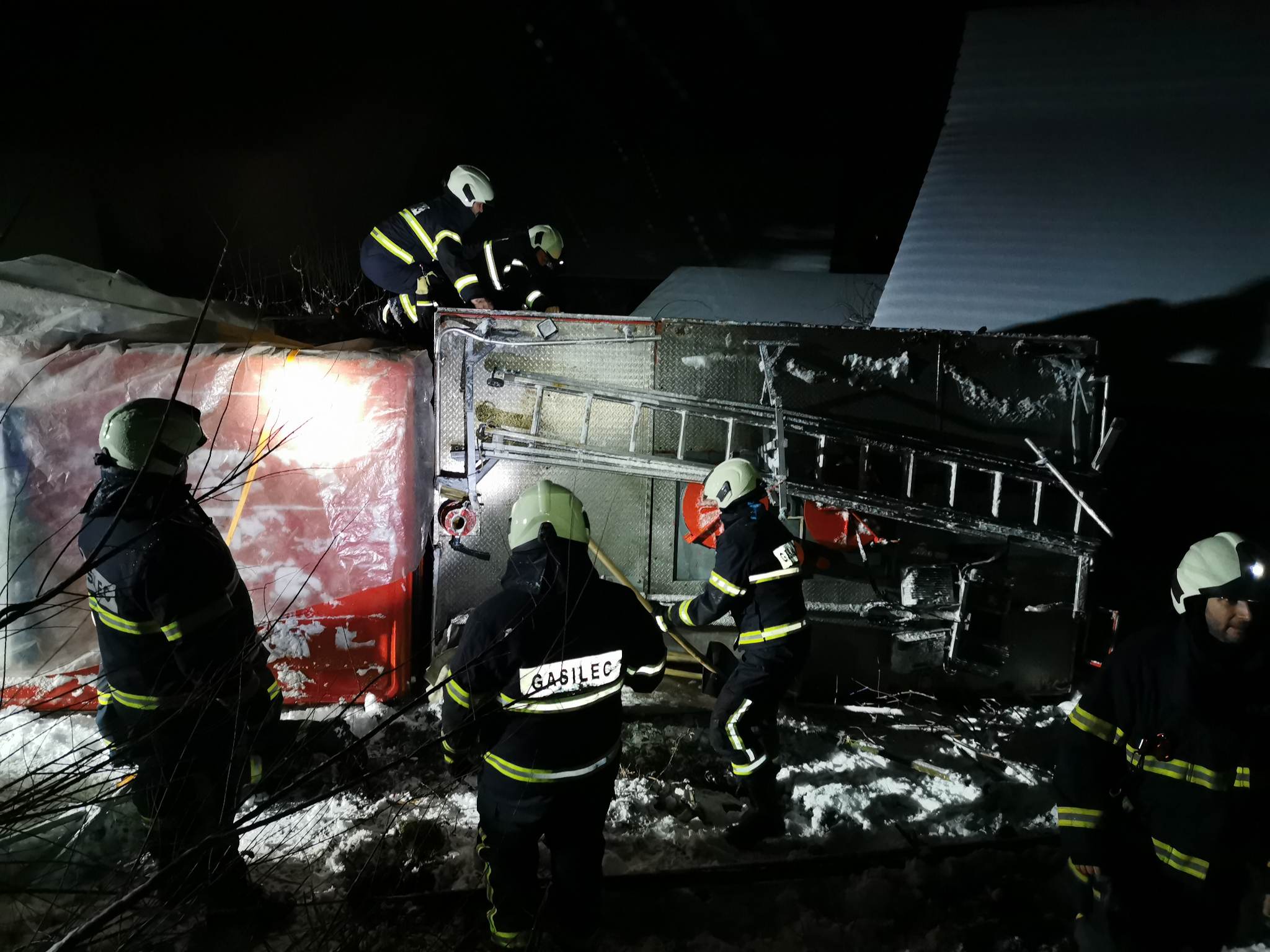 FOTO: Na intervenciji se je prevrnila cisterna, poškodovanih šest gasilcev