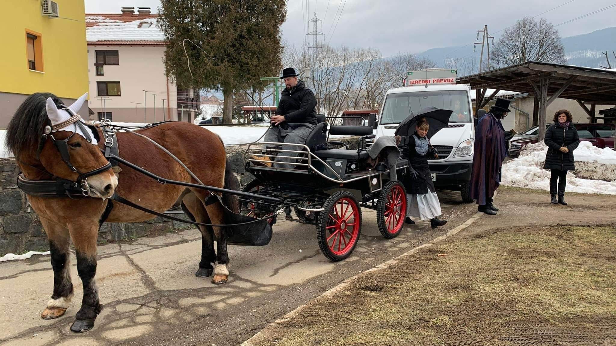 FOTO: Selničani toplo pozdravili Prešerna in Julijo na kočiji