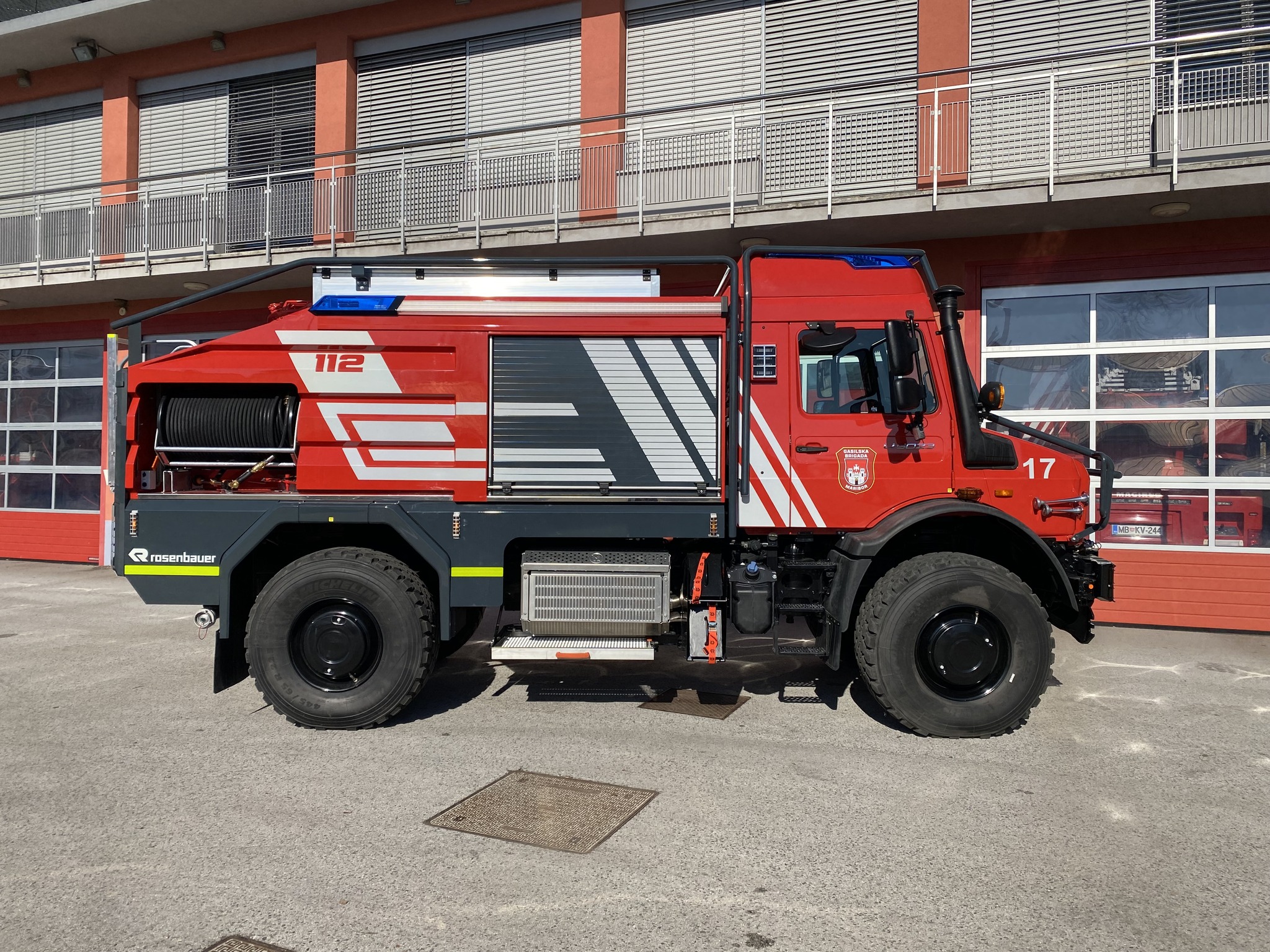 FOTO: Mariborska gasilska Brigada bo z novim vozilom premagovala zahtevnejše terene