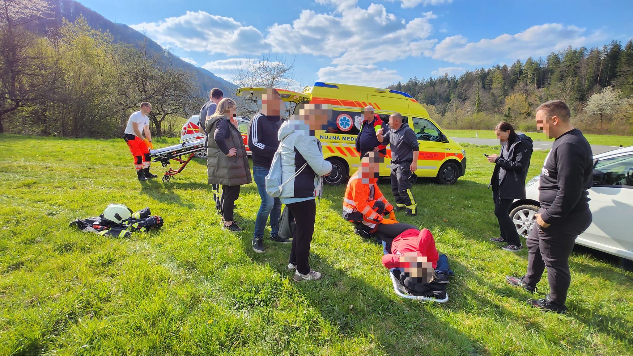 FOTO: V Rušah se je med sprehodom ob železnici poškodovala občanka