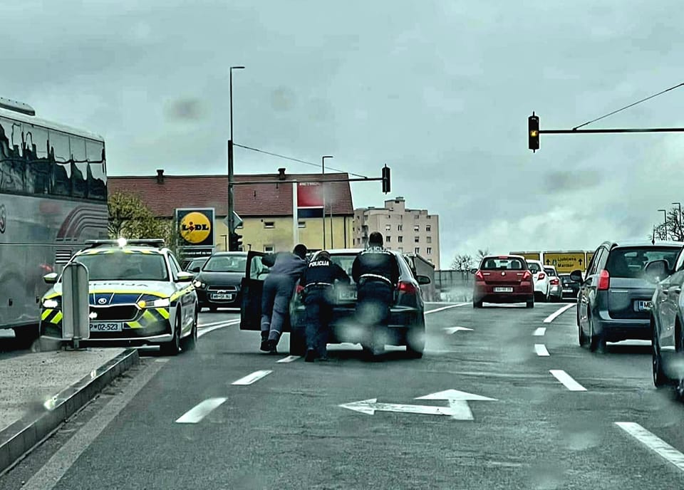 FOTO: Celjska policista zavihala rokave in pomagala vozniku, ki je obstal na cesti