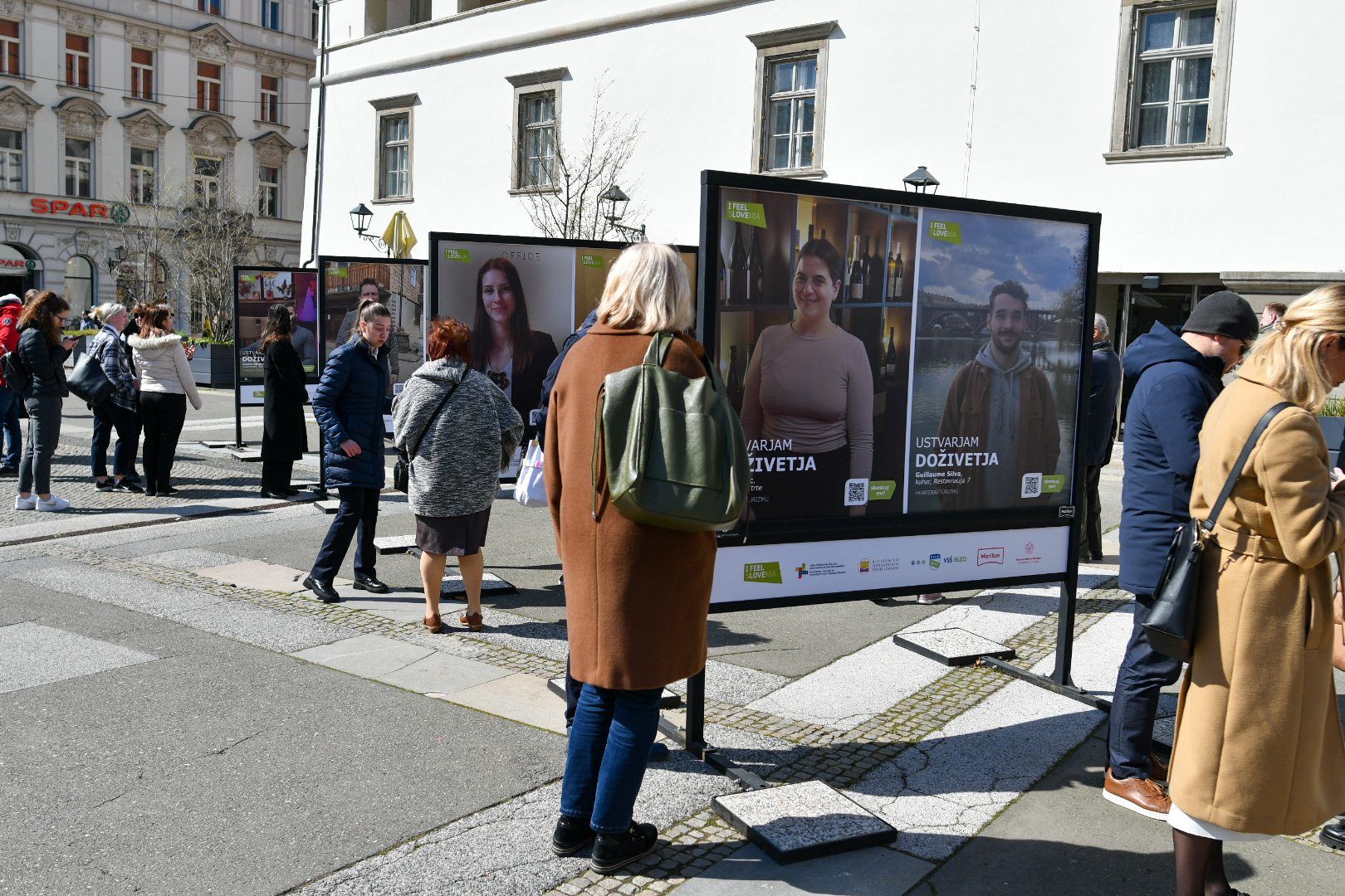 FOTO: Na Trgu svobode otvorili razstavo v poklon skritim delavcem v turizmu