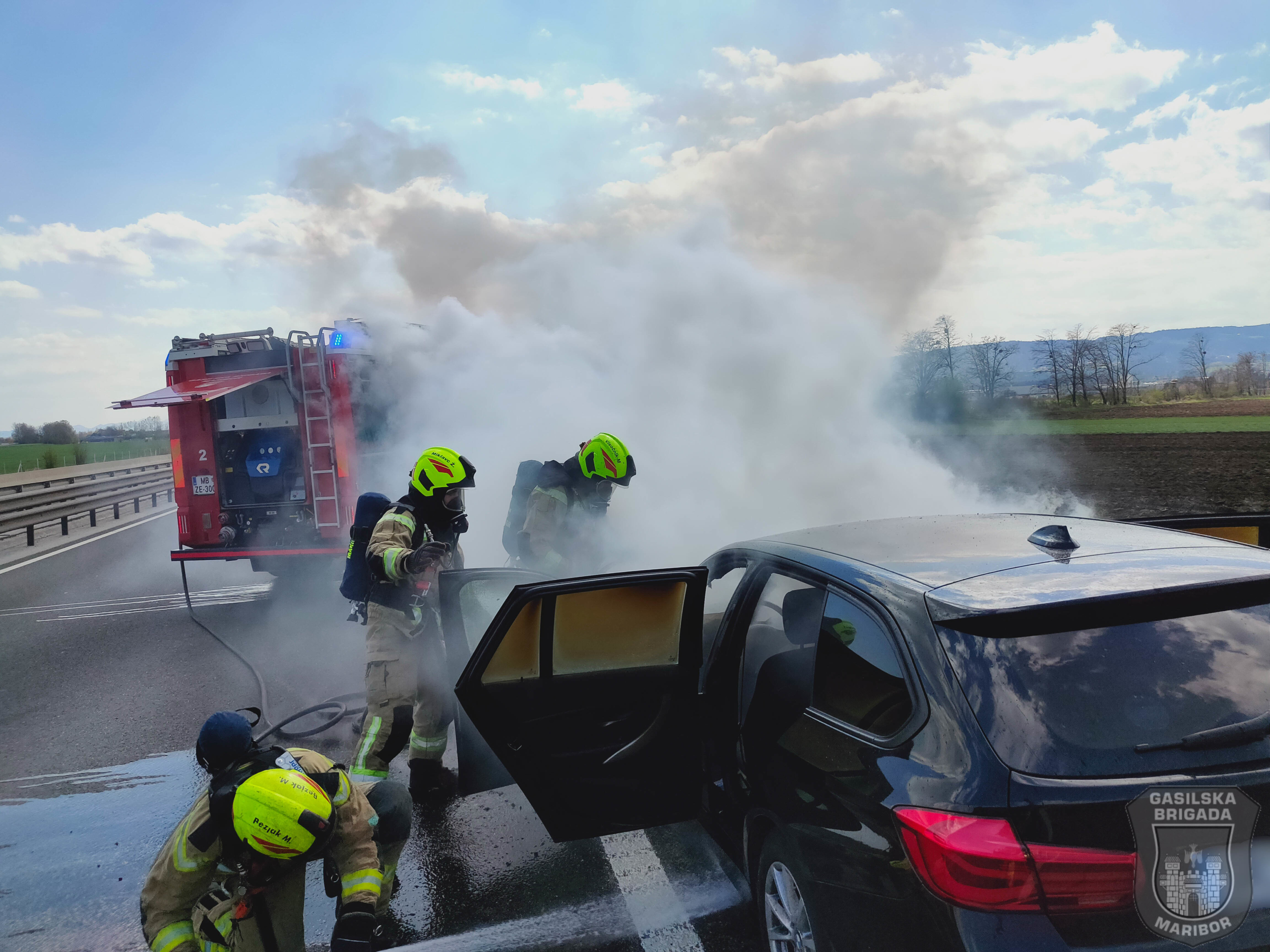 FOTO: Na avtocesti ogenj zajel vozilo in ga povsem uničil