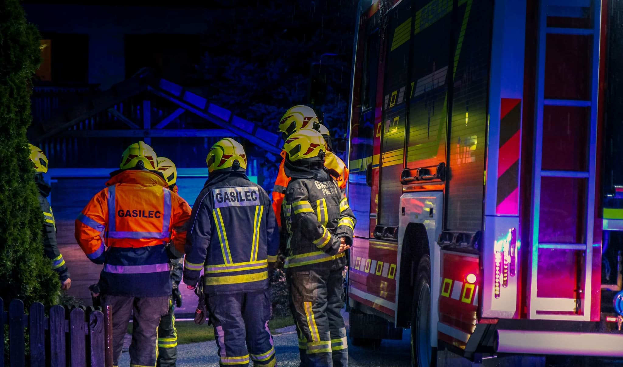 V stanovanju zanetil požar, nato potreboval pomoč