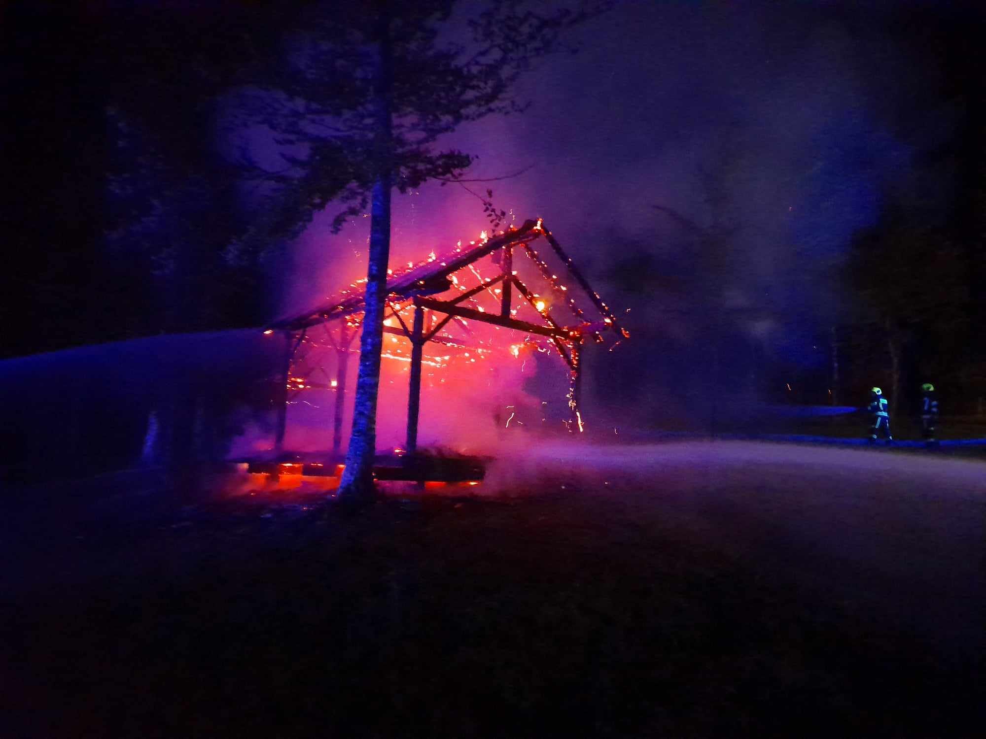 FOTO: Požigalec zanetil požar na posestvu, kjer se snema Kmetija