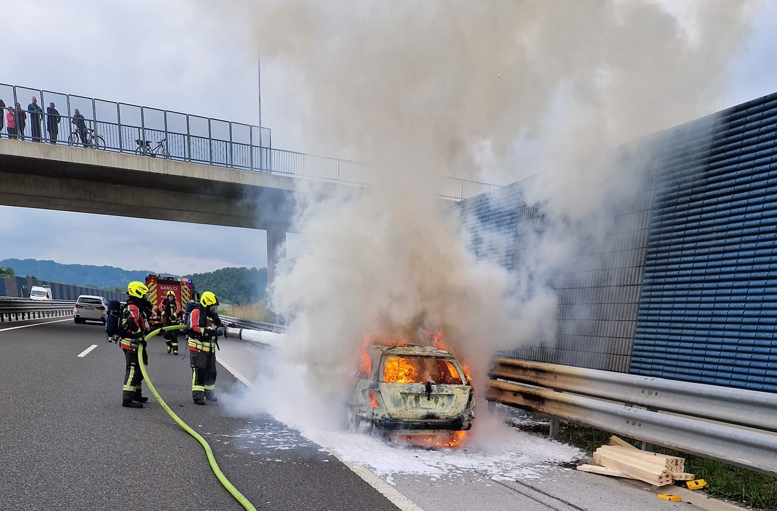 FOTO: Na podravski avtocesti zagorelo vozilo